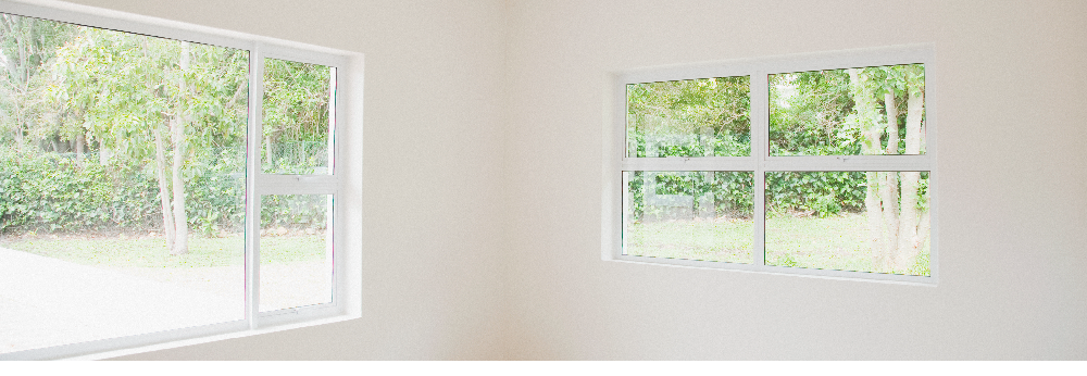 Zwei Fenster mit Blick ins Grüne